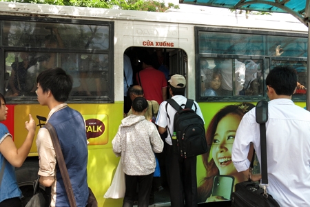 Sĩ tử lên Thủ đô sớm, các cửa ngõ ùn ứ 9