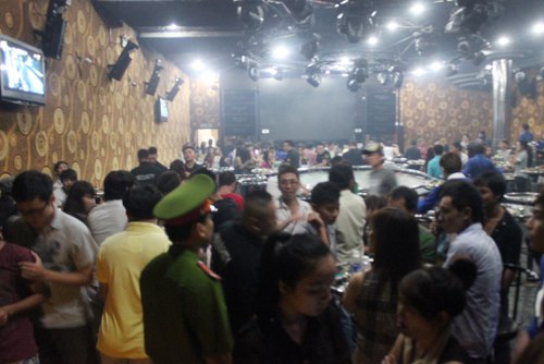 Hàng trăm dân chơi hỗn loạn khi cảnh sát ập vào quán bar 2