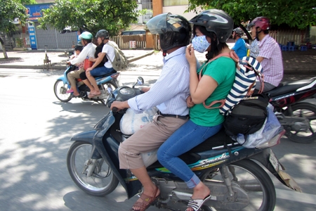 Sĩ tử lên Thủ đô sớm, các cửa ngõ ùn ứ 3
