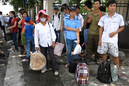 Sĩ tử lên Thủ đô sớm, các cửa ngõ ùn ứ 4