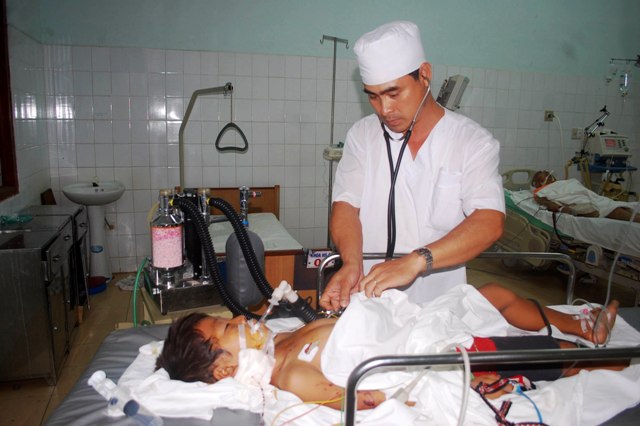 Cứu sống trẻ 11 tuổi bị cây khô đâm đứt nhánh động mạch cảnh họng  2