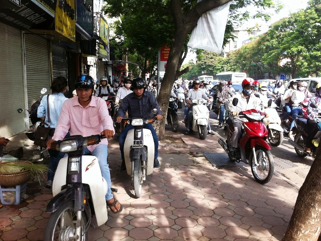 Thí sinh nô nức đến trường thi, phố phường ùn tắc 2