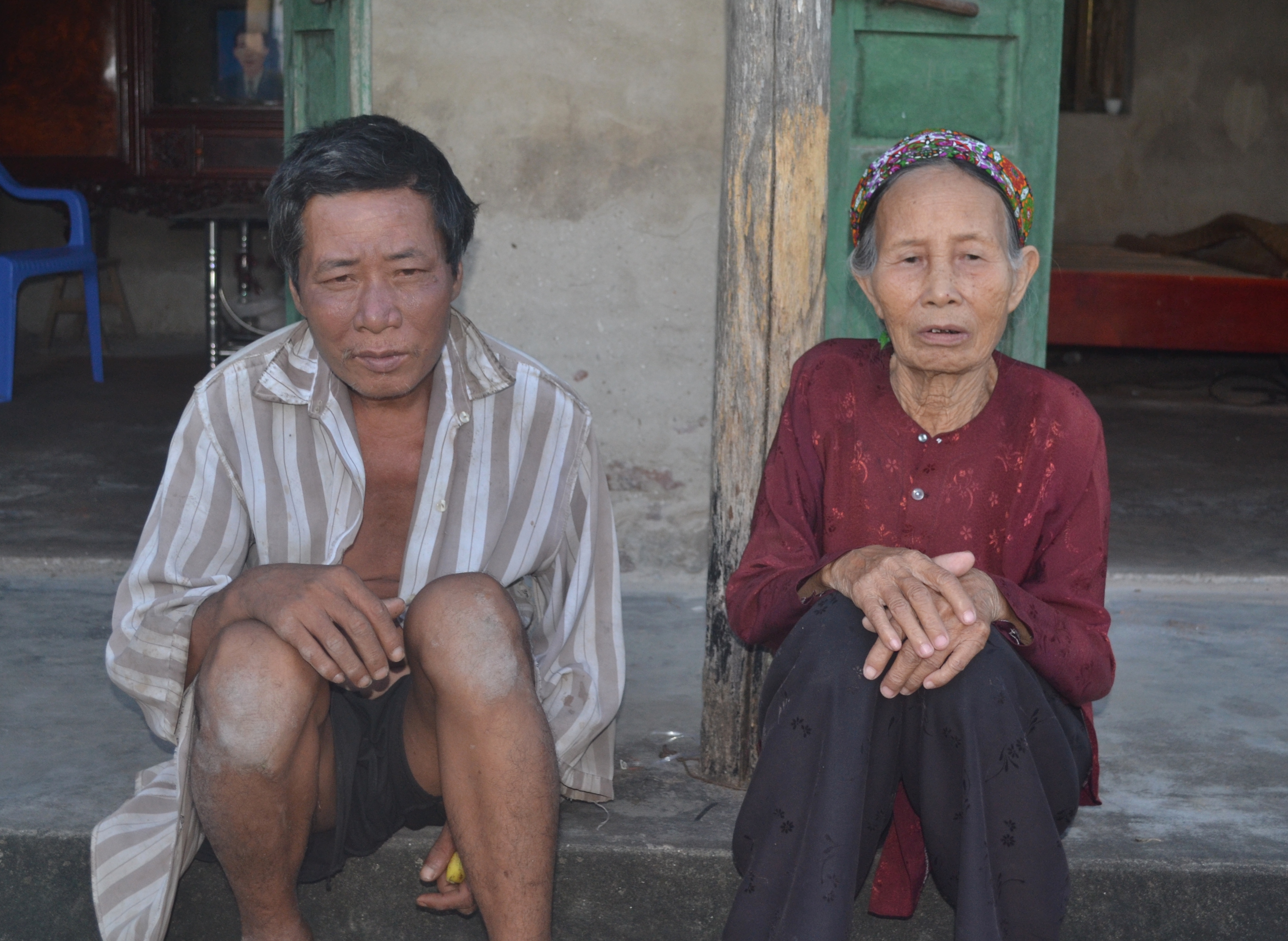 Mẹ già 78 tuổi nuôi 2 con tâm thần 1