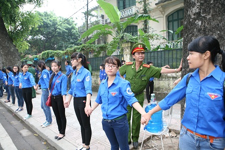 Dòng người đến viếng Đại tướng vẫn kéo dài bất tận 14