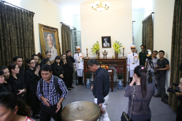 Hàng nghìn người thành kính viếng Đại tướng Võ Nguyên Giáp 12