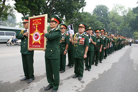 Dòng người đến viếng Đại tướng vẫn kéo dài bất tận 2