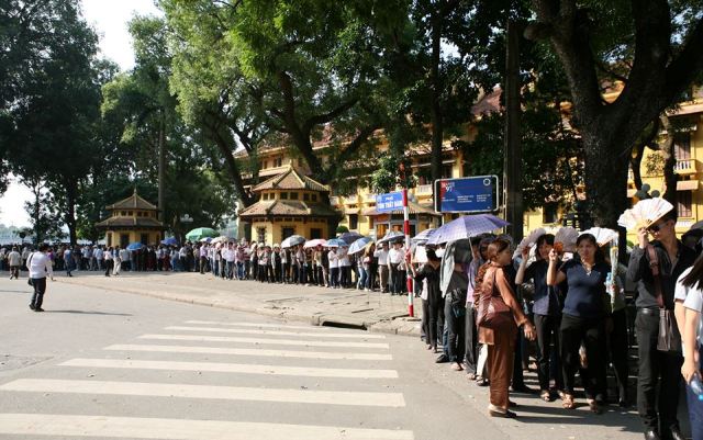 Dòng người đến viếng Đại tướng vẫn kéo dài bất tận 9