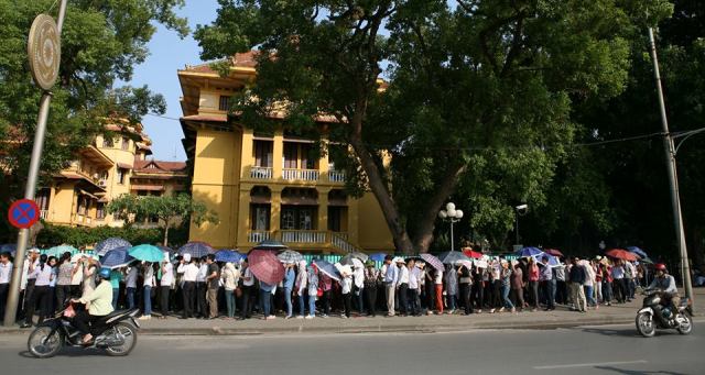 Dòng người đến viếng Đại tướng vẫn kéo dài bất tận 10