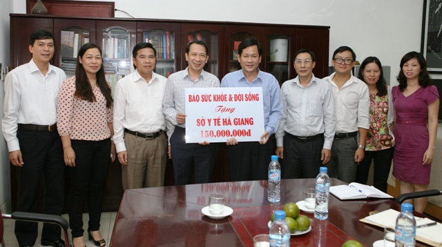 Báo Sức khỏe & Đời sống trao tặng trang thiết bị cho y tế Hà Giang 1