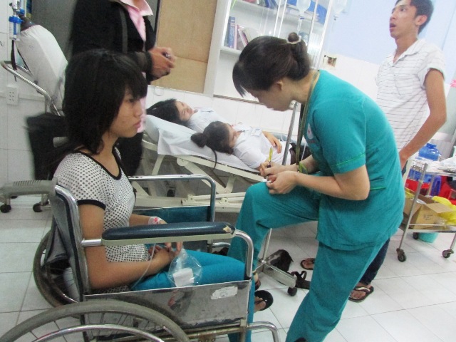Ngộ độc thực phẩm, hơn 100 công nhân nhập viện 1
