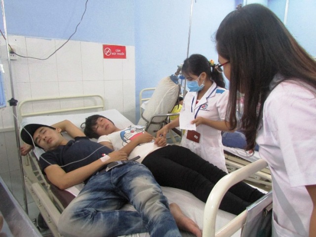 Ngộ độc thực phẩm, hơn 100 công nhân nhập viện 2