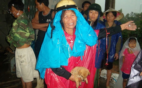 Tiếng khóc nghẹn giữa mênh mông nước lũ 1