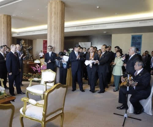 Lãnh đạo APEC mừng sinh nhật Putin 1