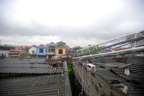 Bão Haiyan quật gãy tháp truyền hình Uông Bí 52m 1