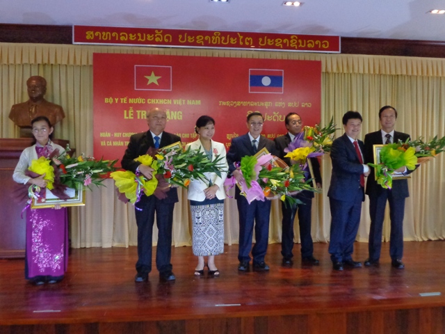 Lễ trao tặng Huân-Huy chương của Chính phủ Lào cho ngành y tế Việt Nam 1