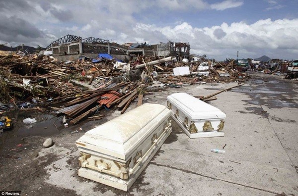 Gần một nửa số thi thể trong siêu bão Haiyan là trẻ em 4 Gần một nửa số thi thể trong siêu bão Haiyan là trẻ em 4