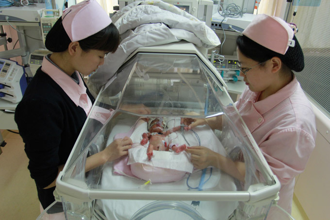 Em bé tí hon ra đời tại Trung Quốc 1