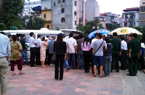 Hà Nội: Cán bộ phường chết ở hồ Văn Miếu 2