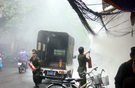 Hà Nội: Dây điện bốc cháy ngùn ngụt trong mưa 2 Hà Nội: Dây điện bốc cháy ngùn ngụt trong mưa 2