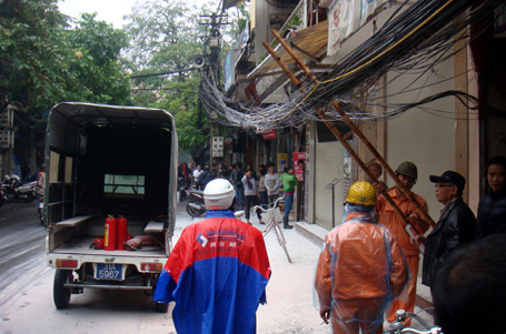Hà Nội: Dây điện bốc cháy ngùn ngụt trong mưa 5 Hà Nội: Dây điện bốc cháy ngùn ngụt trong mưa 5