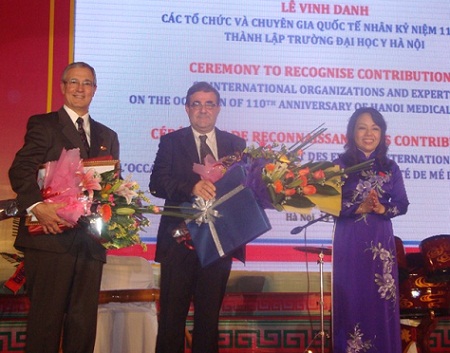 Vinh danh các tổ chức và chuyên gia quốc tế song hành cùng 110 năm trường Đại học Y Hà Nội 1