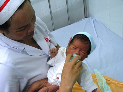 Vụ em bé bị bỏ ở thùng rác: Không giám định ADN 1
