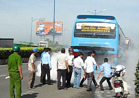 Xe khách nước ngoài bốc cháy, hàng chục hành khách tháo chạy 1