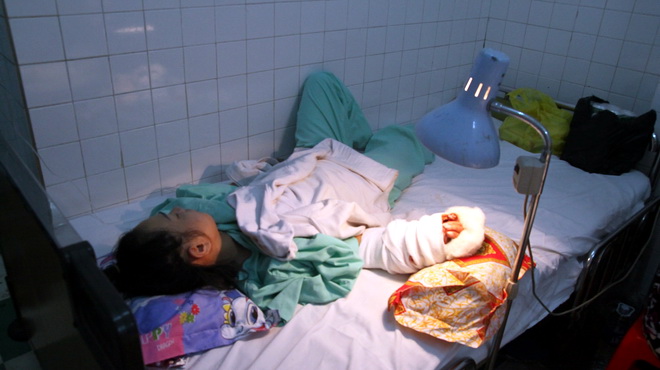 Táo tợn chặt tay người đi đường cướp tài sản 1 Táo tợn chặt tay người đi đường cướp tài sản 1