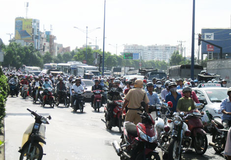 Xe khách nước ngoài bốc cháy, hàng chục hành khách tháo chạy 4