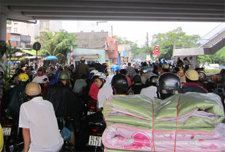 TPHCM: Mưa 30 phút, “sông” lại về phố 3