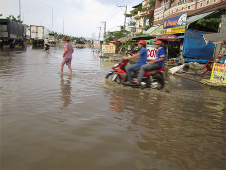 TPHCM: Mưa 30 phút, “sông” lại về phố 1