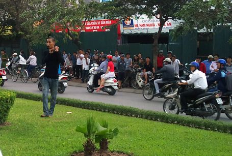 “Phê” thuốc, nam thanh niên đòi tự sát trên phố 1