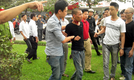 “Phê” thuốc, nam thanh niên đòi tự sát trên phố 3