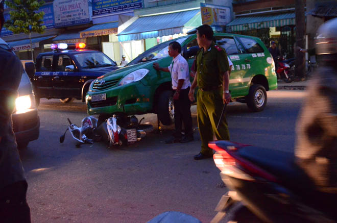 Thoát chết gang tấc dưới gầm taxi 1 Thoát chết gang tấc dưới gầm taxi 1