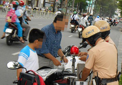 Đi xe không chính chủ có thể bị phạt tới 10 triệu đồng 1 Đi xe không chính chủ có thể bị phạt tới 10 triệu đồng 1