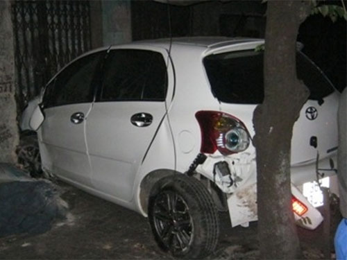 Xe hơi mất thắng đâm thẳng nhà dân 1