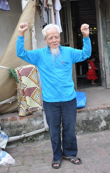 Ông lão 4 lần khoác long bào đi cày 3 Ông lão 4 lần khoác long bào đi cày 3