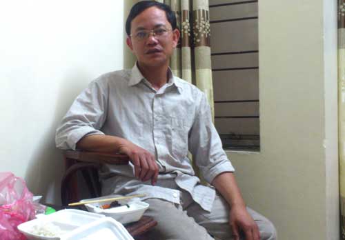 Một người bán hoa bị 141 bắt vì mang... dao tỉa cành! 1 Một người bán hoa bị 141 bắt vì mang... dao tỉa cành! 1
