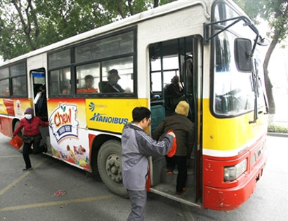 Người cao tuổi ở Hà Nội được trợ giá khi đi xe buýt 1