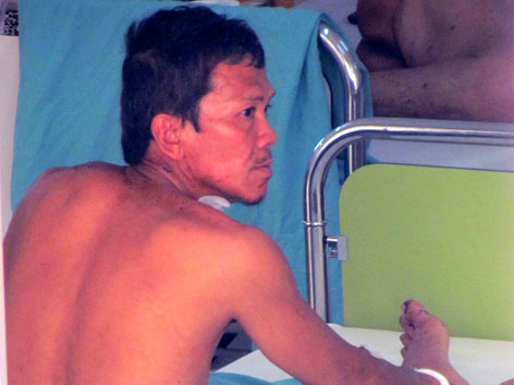Đâm hàng xóm, rượt công an rồi tự cứa cổ 1 Đâm hàng xóm, rượt công an rồi tự cứa cổ 1