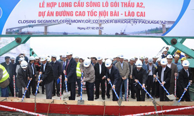 Hợp long cầu dài nhất trên cao tốc Nội Bài - Lào Cai 1 Hợp long cầu dài nhất trên cao tốc Nội Bài - Lào Cai 1