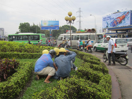 Nam thanh niên khỏa thân giữa phố, giao thông hỗn loạn 3