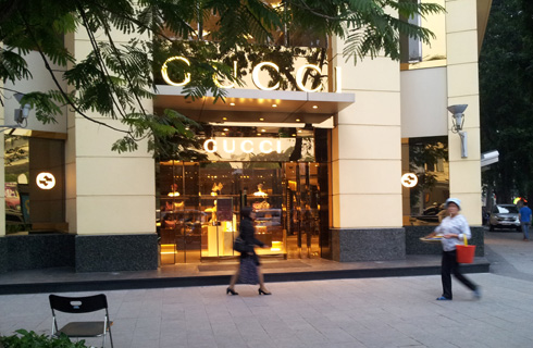 Hàng hiệu Milano Hà Nội bị niêm phong 1