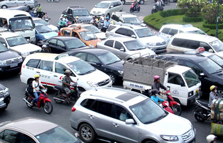 Phạt nặng chủ ô tô, xe máy không nộp phí đường bộ 1 Phạt nặng chủ ô tô, xe máy không nộp phí đường bộ 1