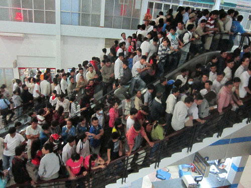 Vật vã mua vé tàu Tết 1