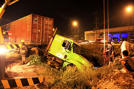 Tránh xe máy, container lao xuống hố sâu 1