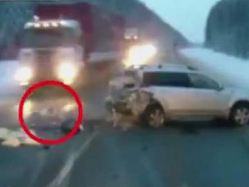 Bé gái 1 tuổi bị văng khỏi xe, thoát chết hy hữu 1