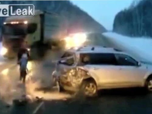 Bé gái 1 tuổi bị văng khỏi xe, thoát chết hy hữu 3