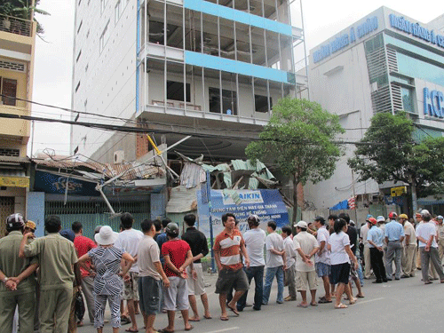 TPHCM: Sập dàn giáo, nhiều người bị thương nặng 3