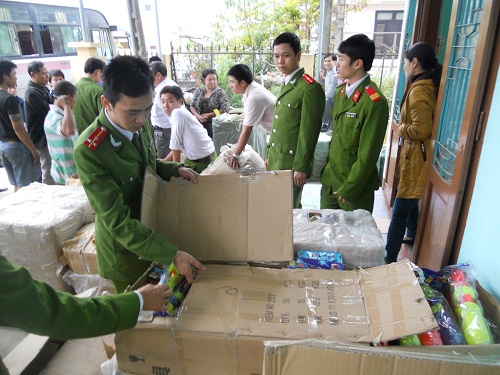 Bắt lô “hàng nóng” giả lớn nhất từ trước đến nay 4